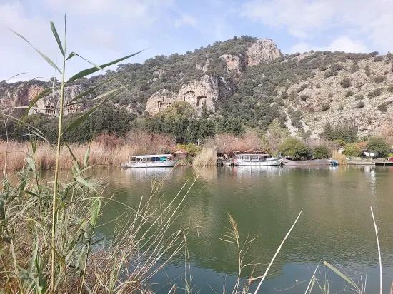 In Köyceğiz Çandır zum Dalyan Kanalı neuwertig 1.730 m² Grundstück, Haus und Restaurant