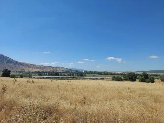 In Yuva, Tefenni, Burdur 5.900 m² direkt an der Hauptstraße freistehendes, eingetragenes Feld Zu verkaufen