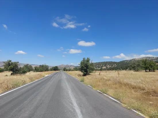 In Yuva, Tefenni, Burdur 5.900 m² direkt an der Hauptstraße freistehendes, eingetragenes Feld Zu verkaufen