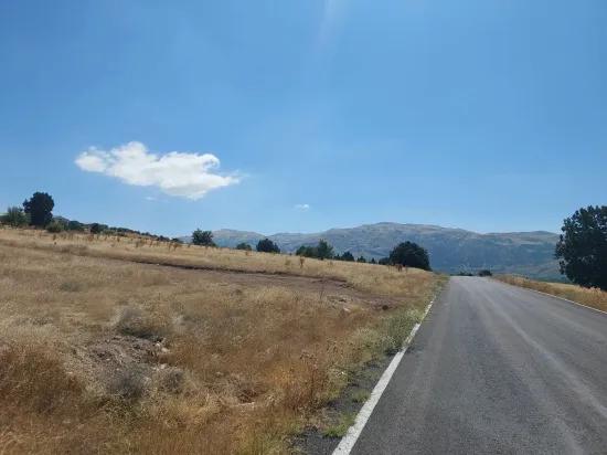 In Yuva, Tefenni, Burdur 5.900 m² direkt an der Hauptstraße freistehendes, eingetragenes Feld Zu verkaufen