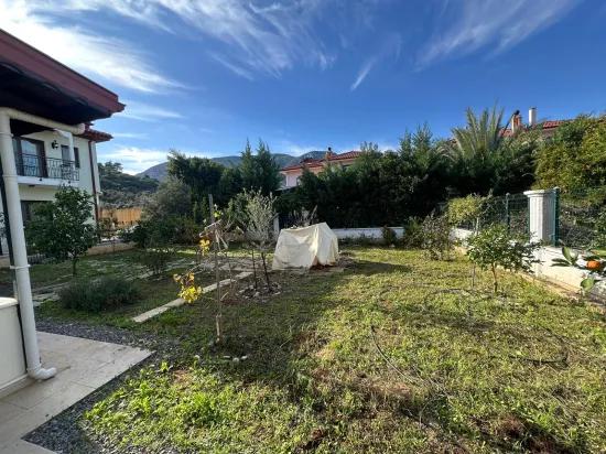 In Ortaca Mergenli befindet sich ein 417 M² großes Grundstück, In dem eine 130 M² große Mietvilla steht.