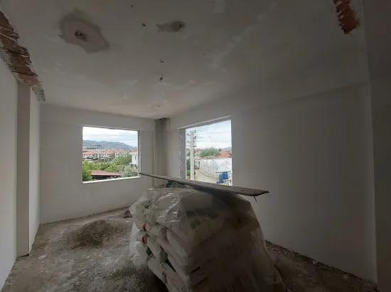 Muğla Ortaca Im mittleren Stockwerk des neuen 3-stöckigen Gebäudes befindliche 1+1 Wohnung zu verkaufen.
