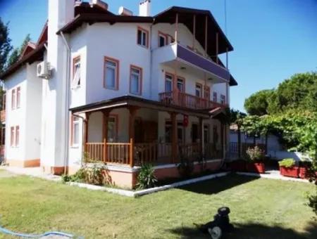 6 Mehrfamilienhäuser Auf 717 M2 Grundstück Im Zentrum Von Köyceiz Stehen Komplett Zum Verkauf