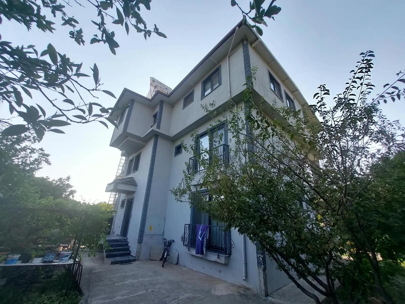In Köyceğiz Toparlar, on a 1400 m2 plot, 5 detached apartments for sale.