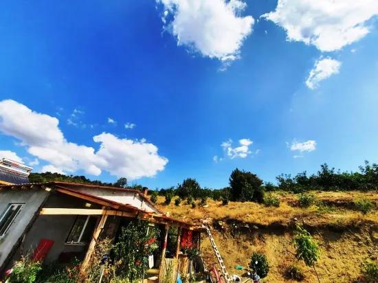 В Çameli Kızılyaka на отдельном участке 5 000 M2 дом 2+1 и стойло 200 M2 продается