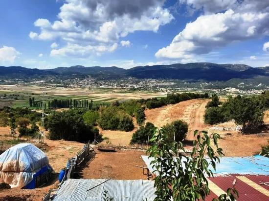 В Çameli Kızılyaka на отдельном участке 5 000 M2 дом 2+1 и стойло 200 M2 продается
