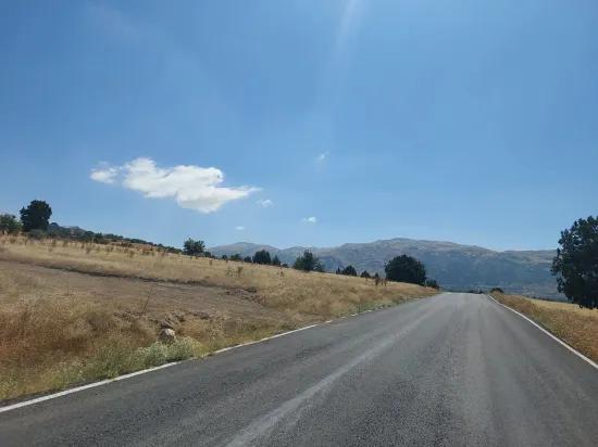 в Burdur Tefenni Yuva 5.900 m² на нулевом расстоянии от главной дороги отдельный, с титульным документом участок продаётся