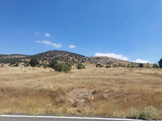 в Burdur Tefenni Yuva 5.900 m² на нулевом расстоянии от главной дороги отдельный, с титульным документом участок продаётся