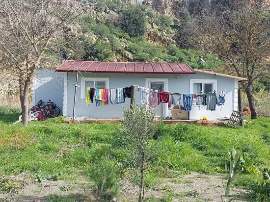 в Muğla Dalyan 1.000 m2 зарегистрированная земля, и 150 m2 2+1 деревенский дом на продажу, с квартирой из Ortaca.