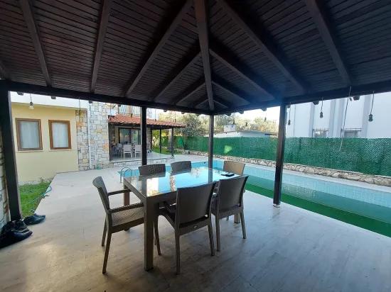 в Dalyan, Muğla на участке площадью 700 m² с плавательным бассейном, меблированный 3+1, 2 дуплекса, 1 из которых сдаётся в аренду
