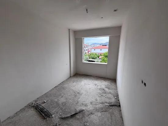 Muğla Ortaca sıfır 3 katlı binanın orta katında bulunan 1+1 daire satılık.