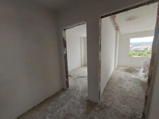 Muğla Ortaca sıfır 3 katlı binanın orta katında bulunan 1+1 daire satılık.