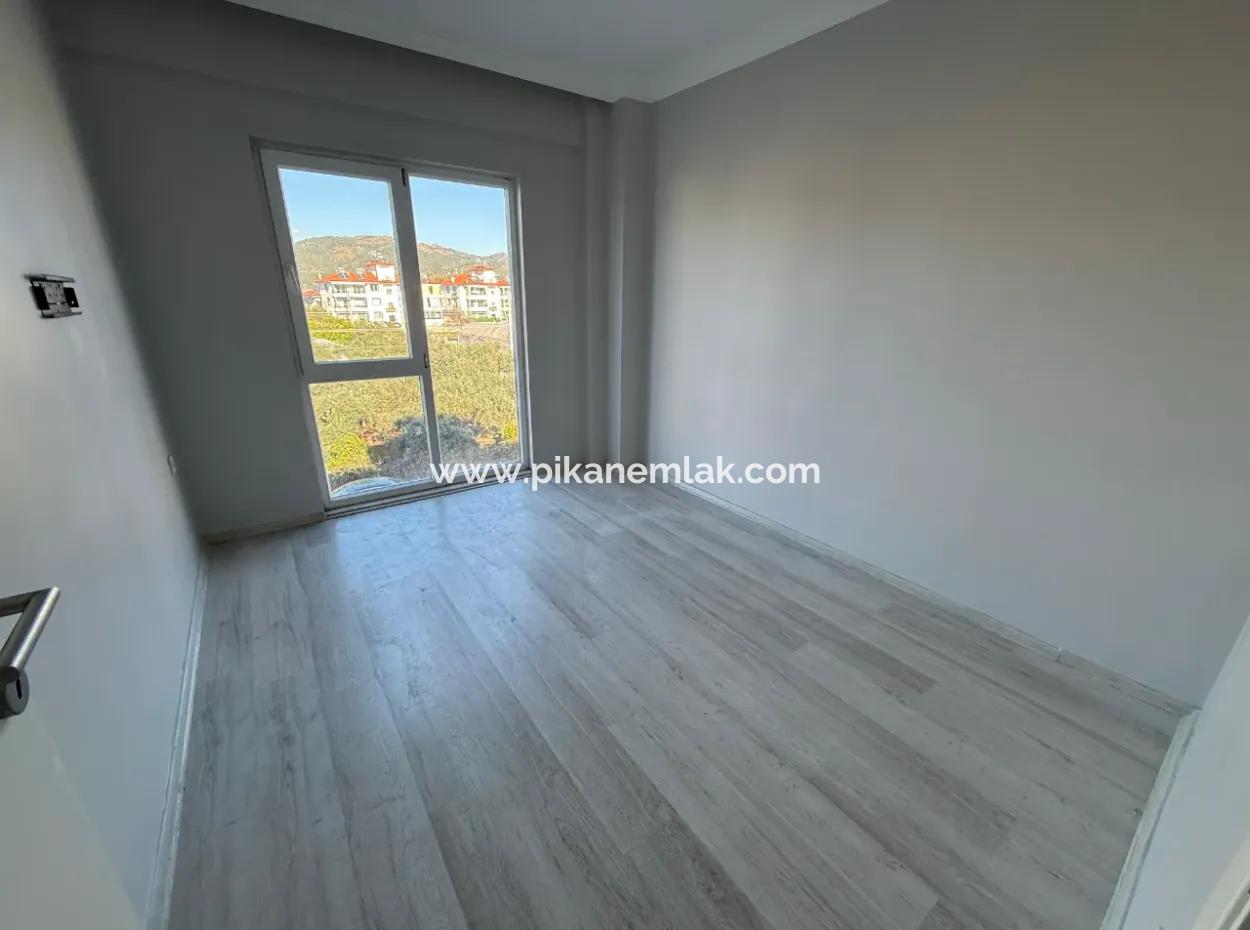 Muğla Ortaca Merkezde Yüzme Havuzlu Sıfır 3 Katlı Binanın Orta Katında  Bulunan 2+1 Daire Satılık