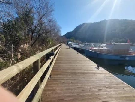 Muğla Dalyanda Kanala Sıfır Müstakil 5.000 M2 Ve  250 M2 İnşaat Hakkı Olan  Arazi Satılık