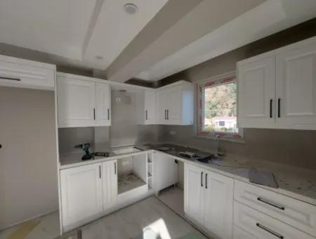 Muğla Ortaca Merkezde Yüzme Havuzlu Sıfır 3 Katlı Binanın Orta Katında  Bulunan 2+1 Daire Satılık